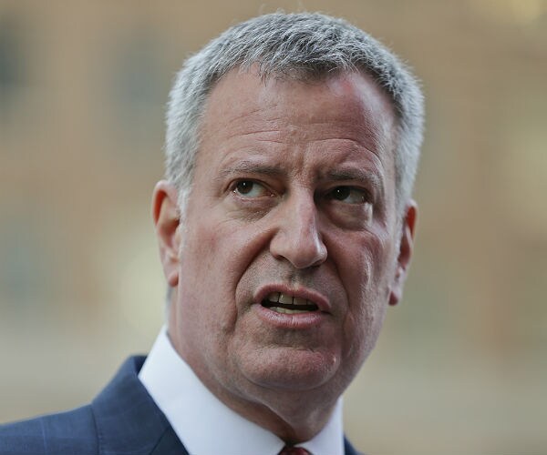 Watchdog Group: NYC Mayor in Ethics Violation for Clinton-Sanders Debate