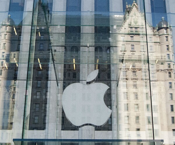 Conservatives Angry Over Apple's Refusal to Unlock Terrorists' iPhone