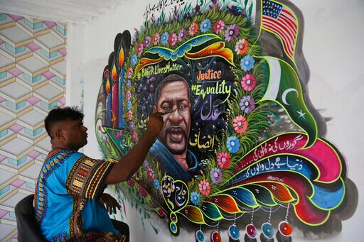 Pakistani Truck Artist Paints George Floyd Mural on His Home