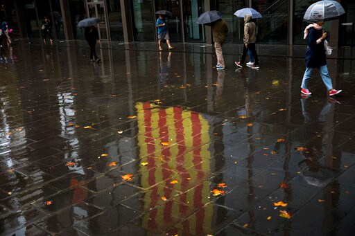 Pro-independence Catalans Make Cash Withdrawals in Protest