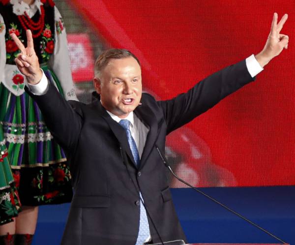 duda flashes a victory sign before supporters