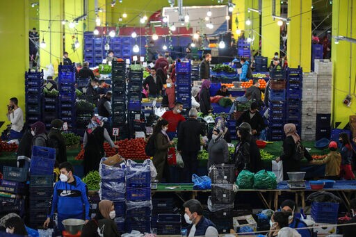 Full Lockdown Takes Effect in Turkey, People Leave Cities