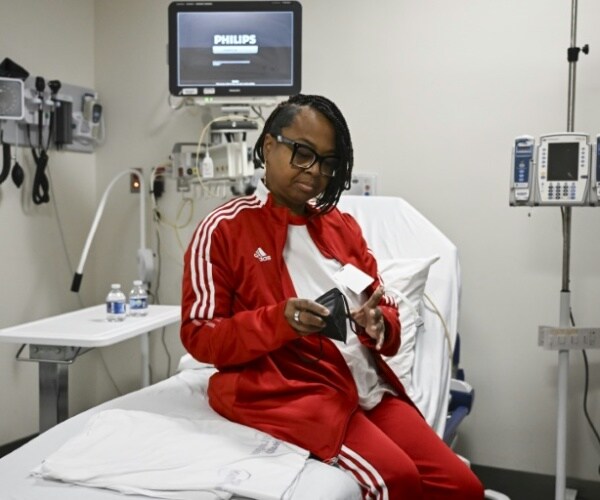 Towana Looney in hospital after receiving a gene-edited pig kidney