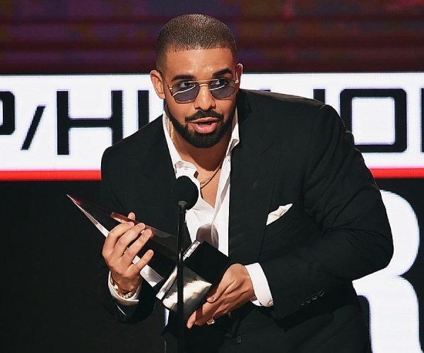drake accepts an award