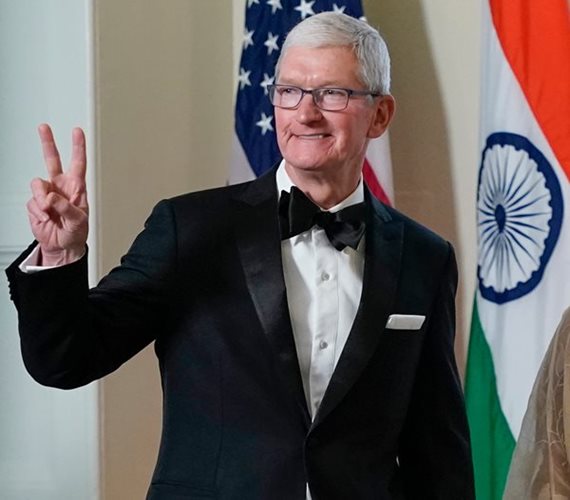 Tim Cook Refuses to Showboat on AI