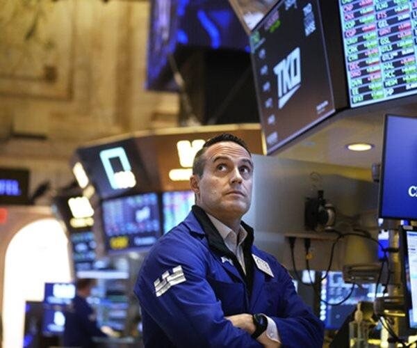 Wall Street Rises on Signals of Solid US Economy