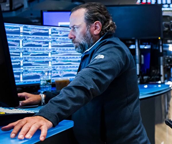 Wall Street Ends Lower After Powell's Rate Caution