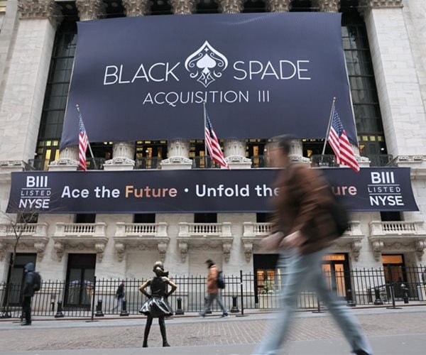 Wall Street Ends Lower, Led by Tech and Bank Shares