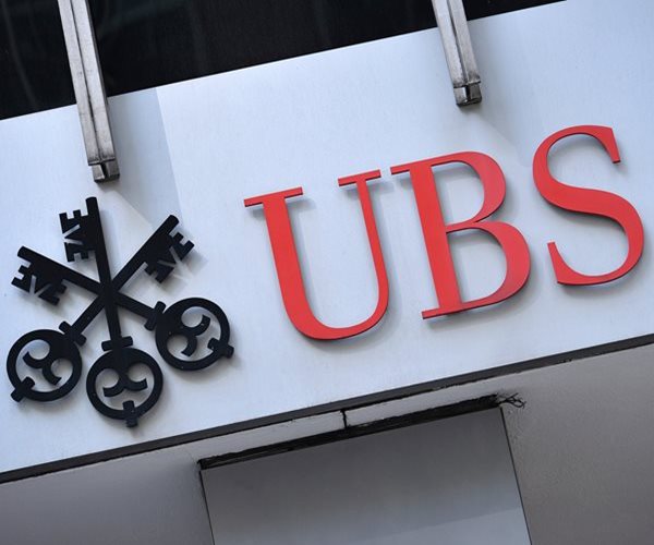 Bank Stocks Slide as Investors Head for Safer Shores