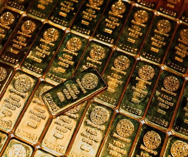 Gold Heads for Best Year in a Decade With Dollar on the Ropes