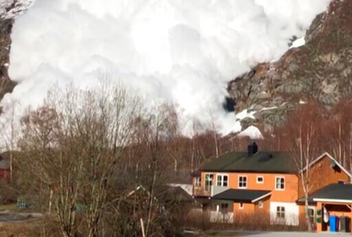 Woman Films Moment an Avalanche in Central Norway Came Down