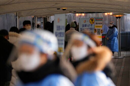 S. Korea Tests New Virus Steps as Infections Reach New High