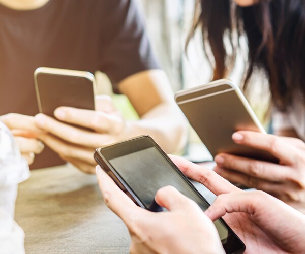 teens using smartphones