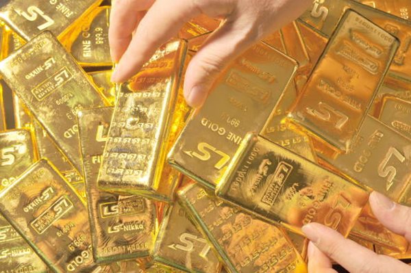 Gold's Biggest Consumers Seen Buying More as World Markets Slide