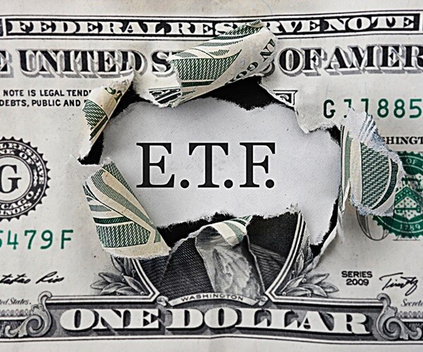 Mom and Pop Piled Into Biggest US Oil ETF During Historic Rout