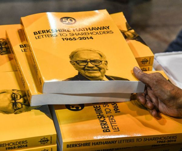 Buffett's Berkshire Posts Record Annual Operating Profit