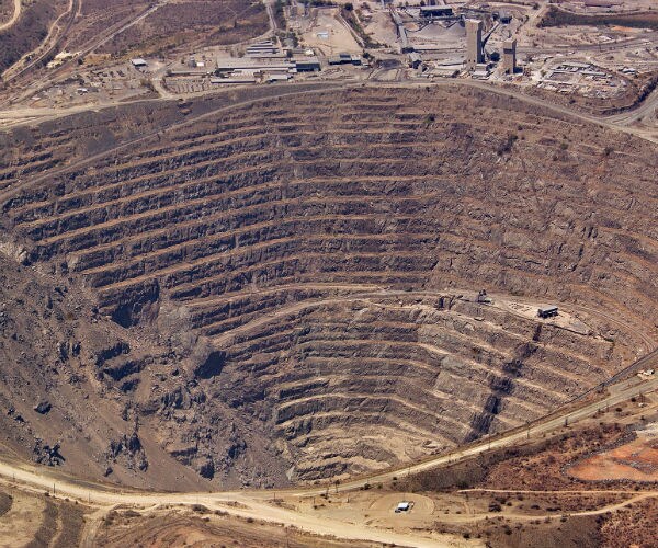 Icahn Takes Activist Stake in Rout-Beleaguered Freeport-McMoRan