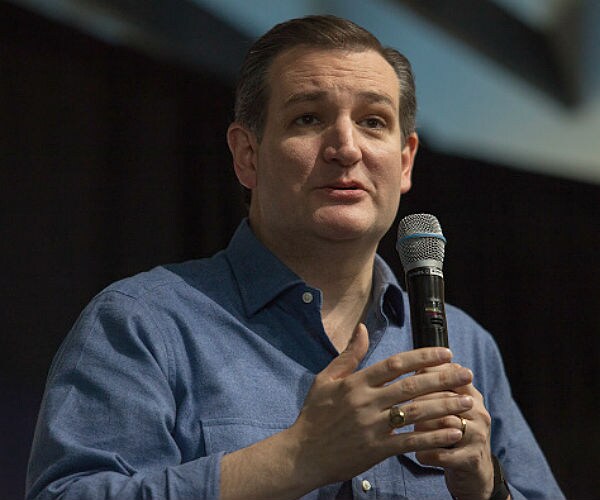 Cruz Gives Rare Shout-Out to McCain on Campaign Trail 