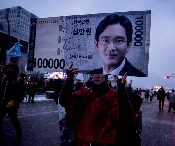 Samsung Heir Arrested in South Korean Corruption Scandal
