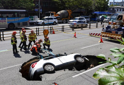 A Sinkhole Swallows an SUV in South Korea, Injuring 2 People