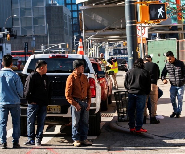 US Jobless Claims Drop 13,000 to 553,000