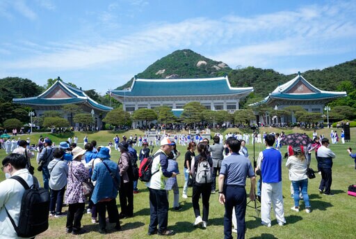 S. Korea Blue House Opens to Public for 1st Time in 74 Years
