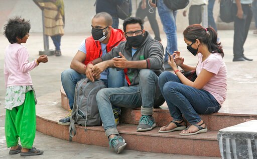 New Delhi Residents Offered Masks as City Chokes on Smog