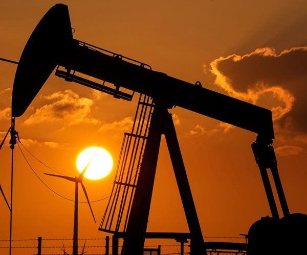 Oil Falls as Swelling US Supply Counters Mideast, Hurricane