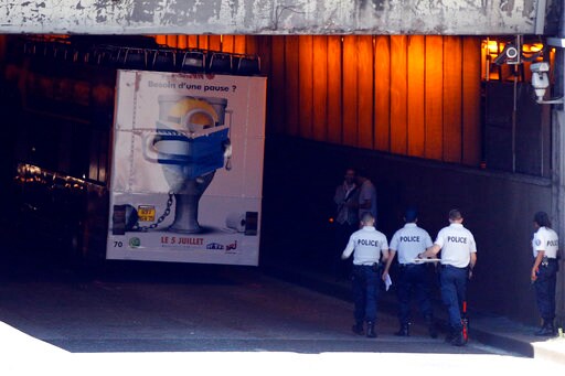 Tour Bus Hits Top of Paris Tunnel; 4 Injured, 1 Seriously