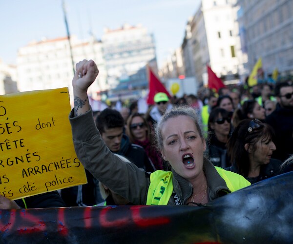 Scuffles in Paris Mar Anniversary of Birth of Yellow Vest Movement