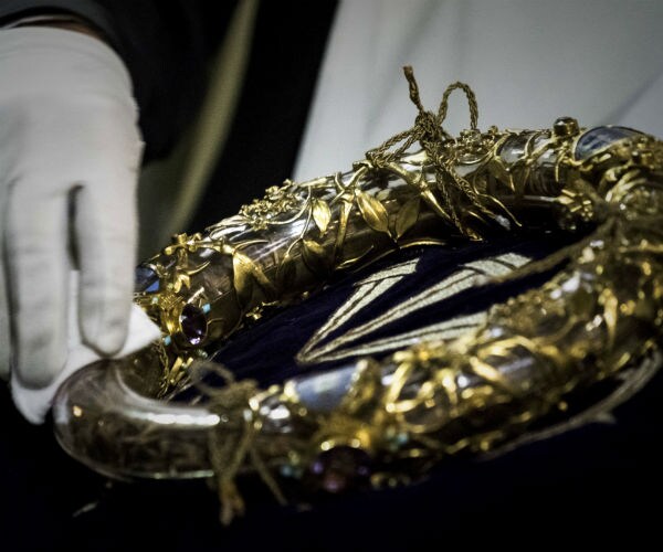 Crown of Thorns Presented at Paris Service