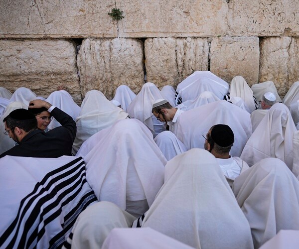 After Tense Night, Thousands Pray at Jerusalem's Western Wall