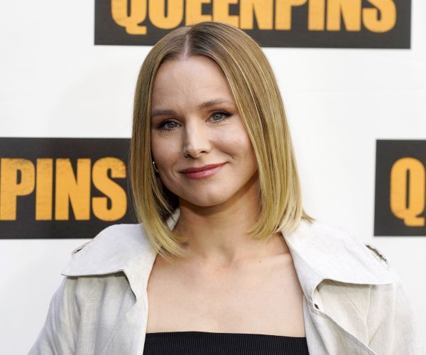 Actress Kristen Bell Slammed For Taking Photos With Police