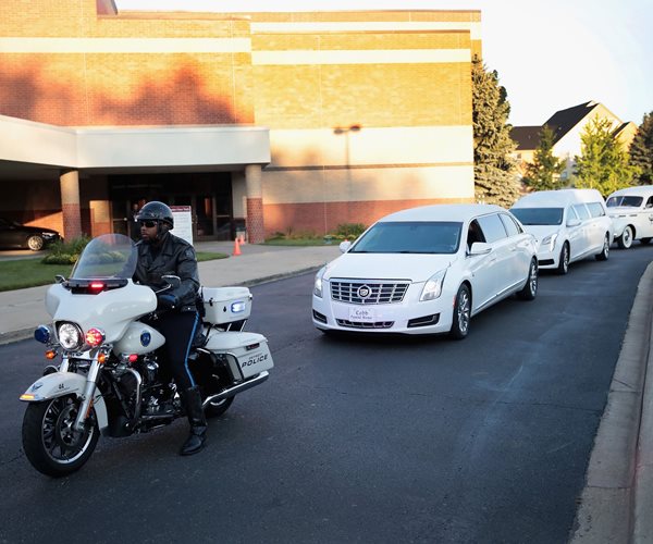Mourners Gather for Franklin's Funeral; Diva Dressed in Gold