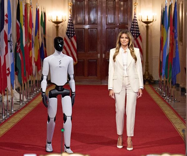 Melania Trump Upstaged by White House Robot?