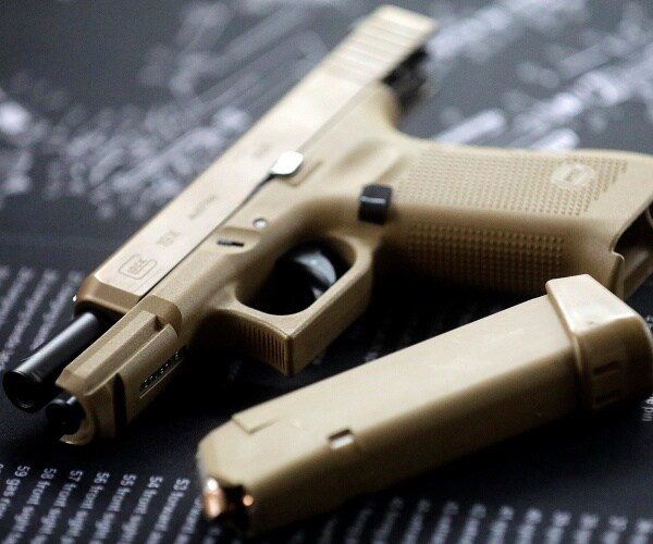 ‘Santa’ Getting Concealed Carry Permit Sparks Social Media Backlash