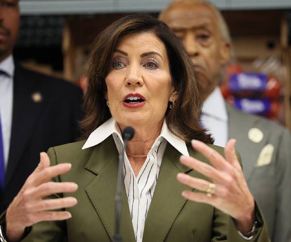Hochul: ‘No Problem’ With Mamdani’s ‘Stand Up to ICE’ Video