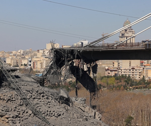 Trump Threatens New Iran Strikes on Bridges, Electric Plants