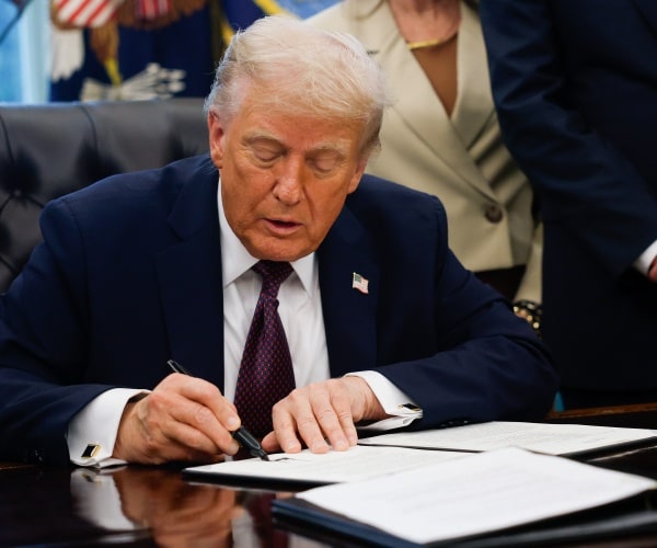 Trump Allies Seek Funds for Mall Overhaul, Golf Plan