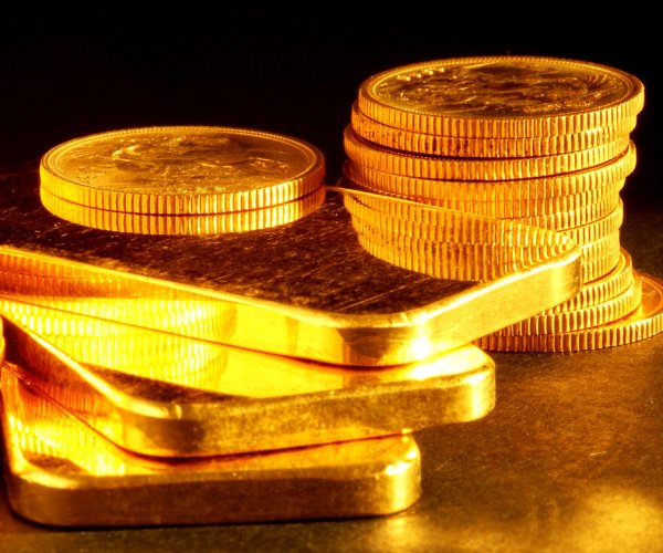 Gold Retreats From Record Peak as Dollar Recovers