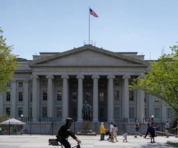 Trump Delays Bank Citizenship Order as Industry Resists