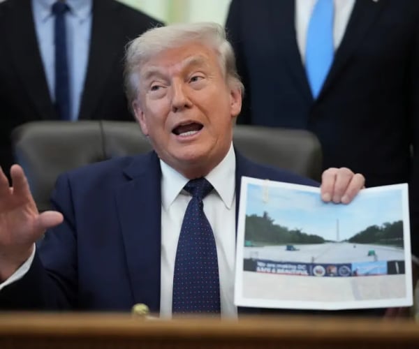 Trump Renovates Lincoln Memorial Pool Blue