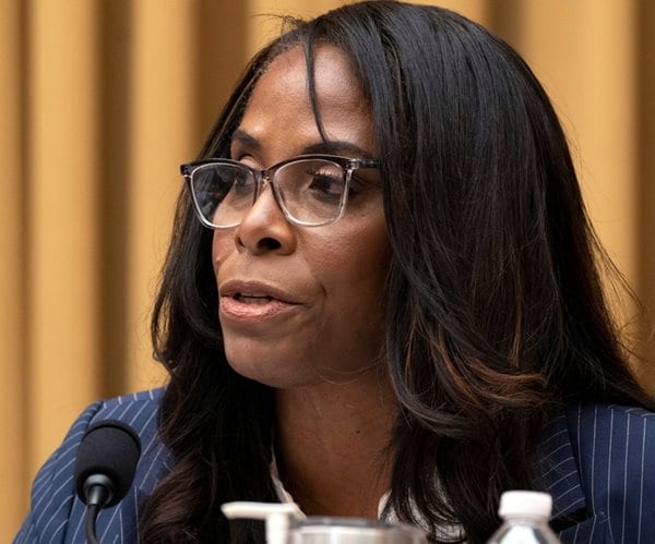 Glasovanje o obsodbi demokratske kongresnice Stacey Plaskett zaradi povezave z Epsteinom neuspešno