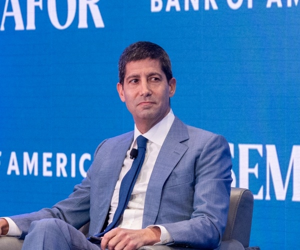 Senate Panel Plans Warsh's Fed Hearing by April 13