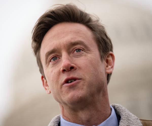 Denver Mayor Backs Protesters, Bars Sites for ICE Actions