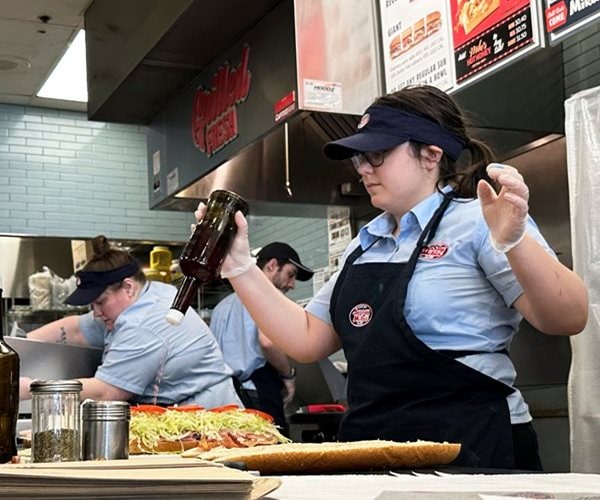 Hourly Minimum Wage to Rise to $17 in NYC