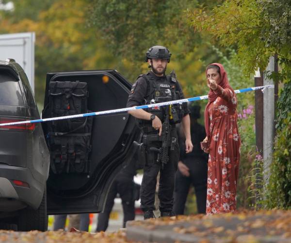 Police ID Dead Attacker at UK Synagogue; 3 Held