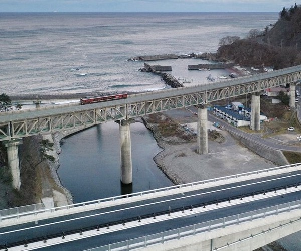 Powerful 7.5-Magnitude Earthquake Strikes off Japan, Tsunami Alert Issued