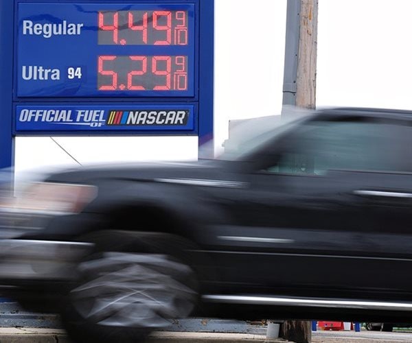 US Gas Prices Back at $4 a Gallon