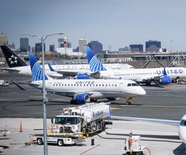 United Flight Landing in Newark Strikes Light Pole on New Jersey Turnpike